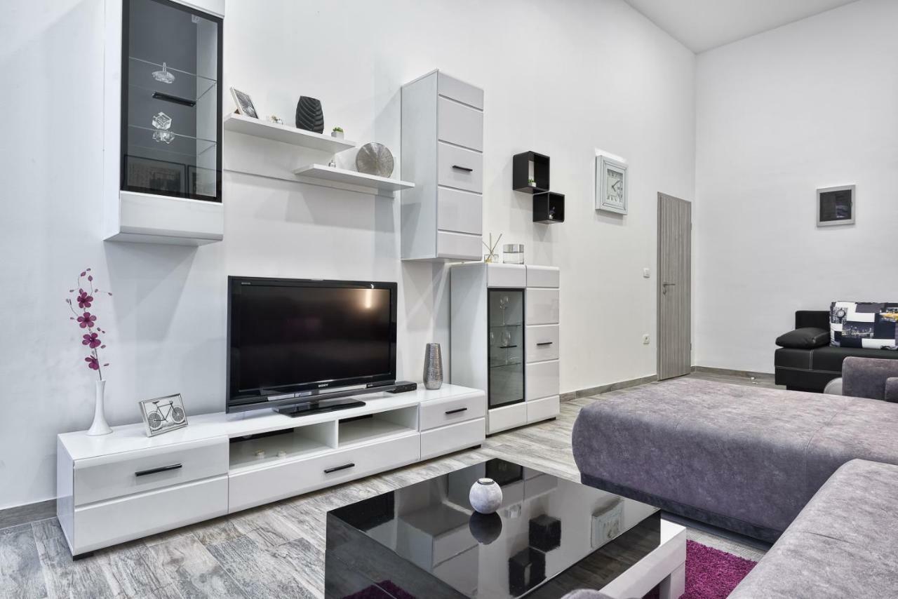 Apartment 20M From Arena Pula Luaran gambar
